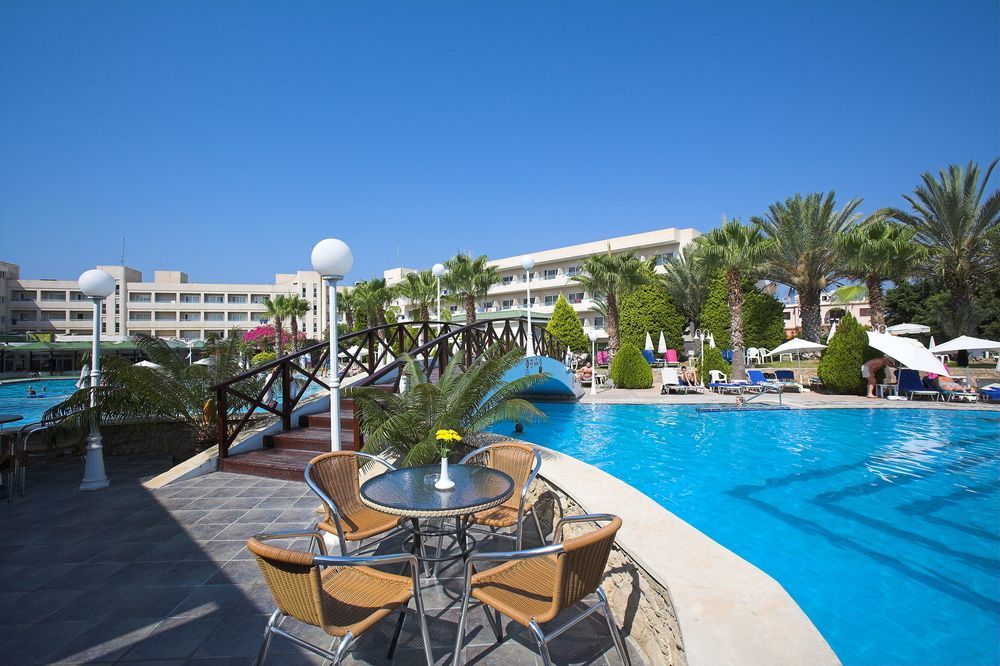 Aloe Hotel Пафос Екстер'єр фото
