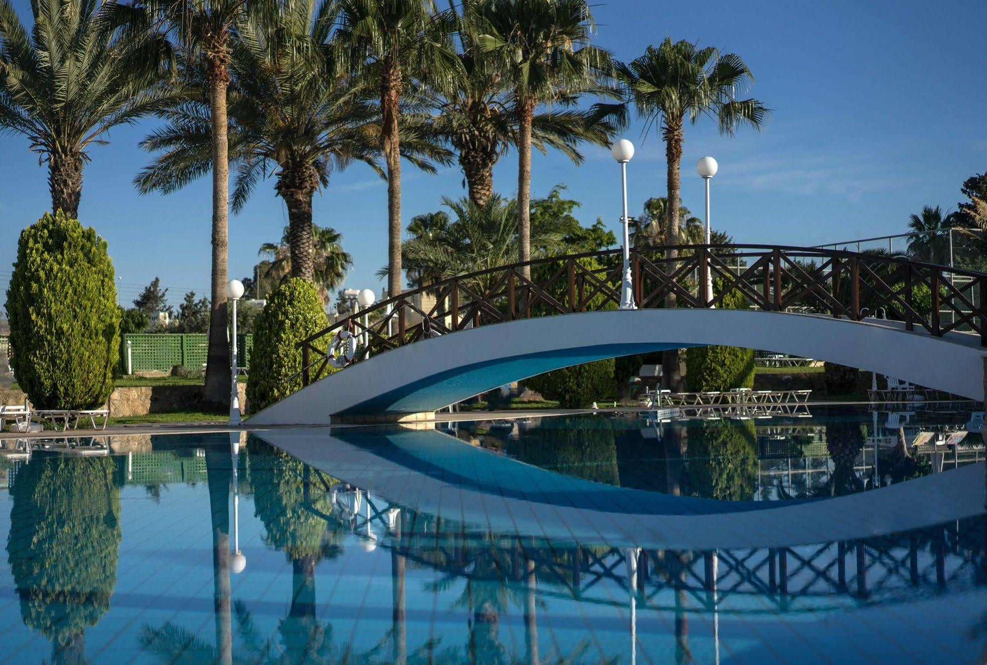 Aloe Hotel Пафос Екстер'єр фото